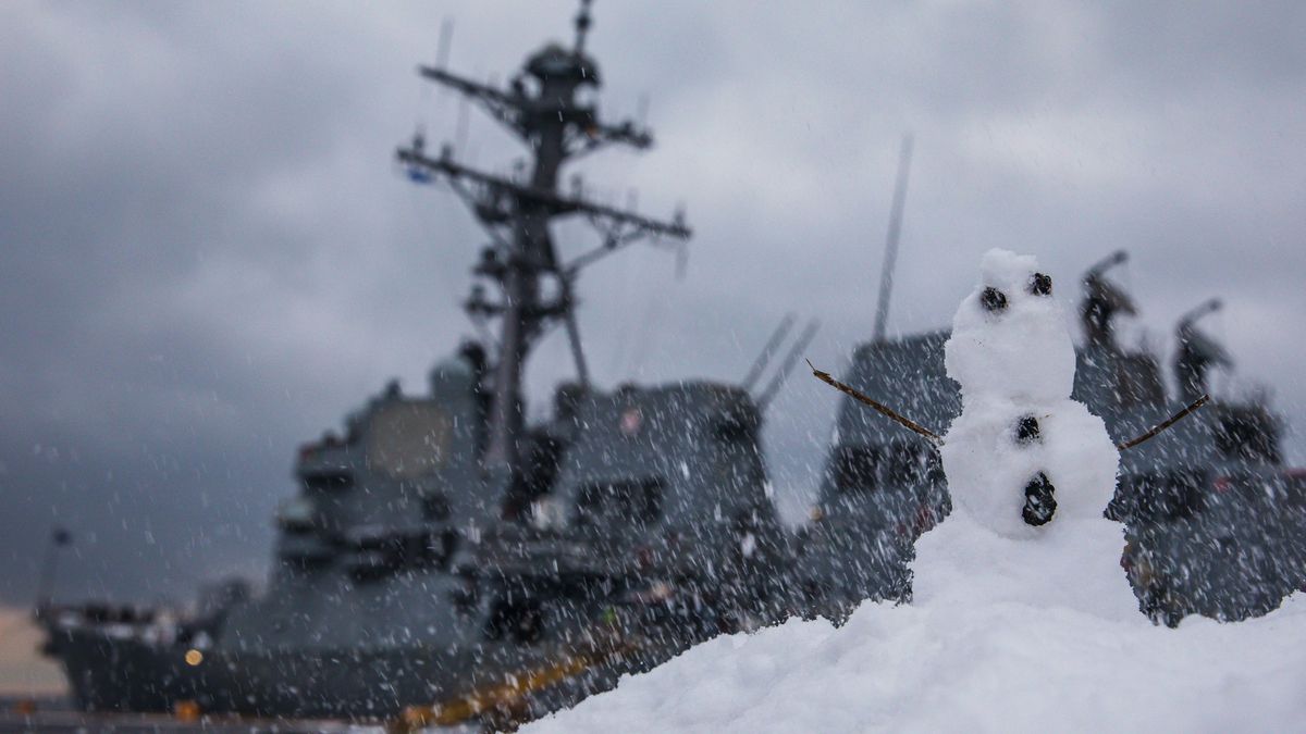 Amerykański niszczyciel USS Paul Ignatius w porcie w Helsinkach, fot. US Navy
