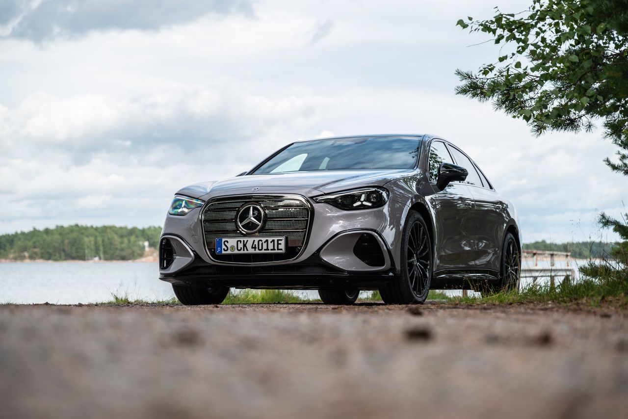 Pierwsza jazda: elektryczny Mercedes-Benz Klasy C - wstęp do znanego świata