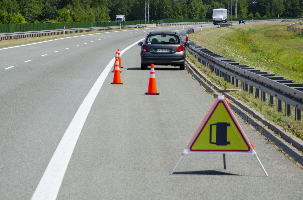 Manche Pannen machen keine Unterschiede. Man muss anhalten, auch auf der Autobahn.