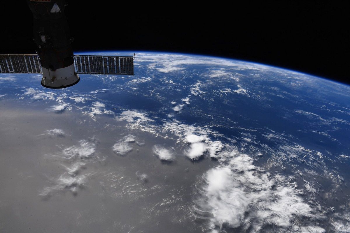 Niesamowite zdjęcie NASA. Pył nad Ziemią widoczny z kosmosu