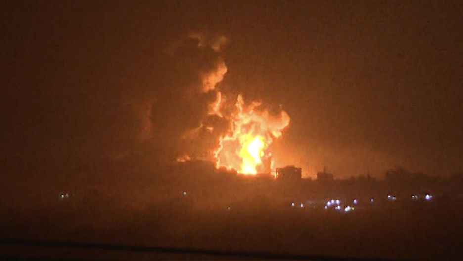 Explosions, Indonesian hospital, Gaza Strip, explosion
Explosions near the Indonesian hospital in the northern Gaza Strip, November 10, 2023. (CTK Photo/Pavel Nemecek) 
Dostawca: PAP/CTK
Pavel Nemecek
Israel, Gaza Strip, war, terrorist attack, soldier, army, border, Palestine