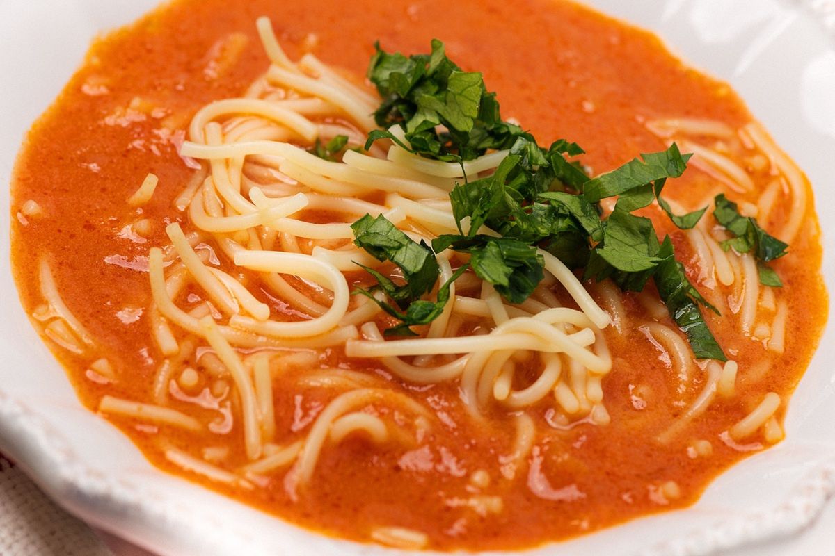 Zupa pomidorowa z dodatkiem oliwy z oliwek