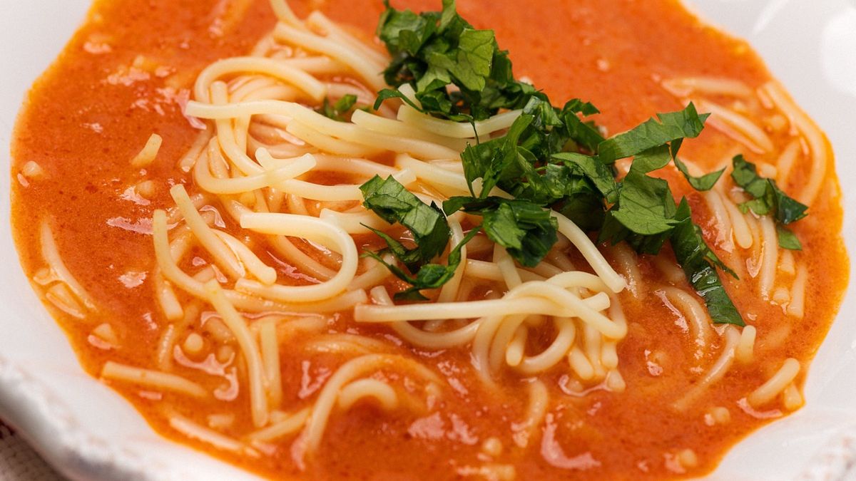 Zupa pomidorowa z dodatkiem oliwy z oliwek