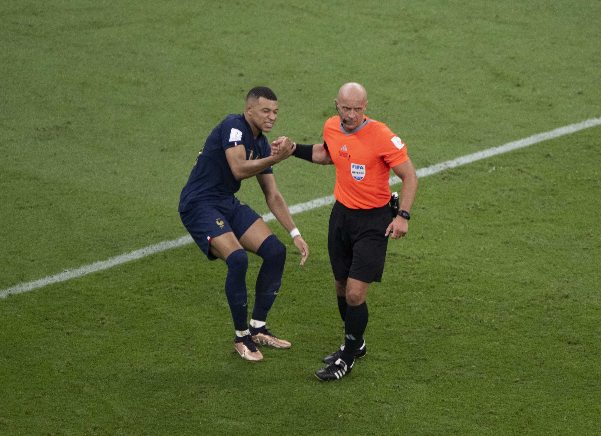 Szymon Marciniak i Kyliam Mbappe