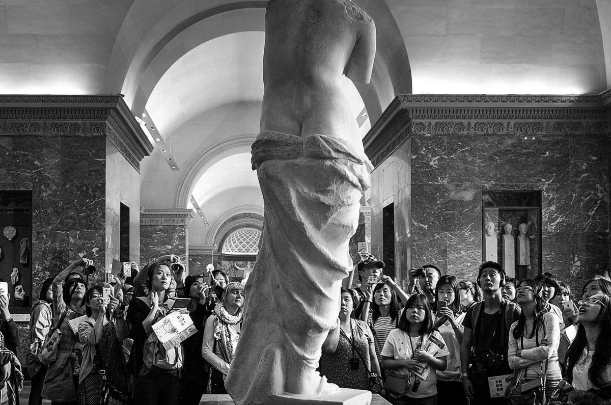 Paryż, Luwr, zwiedzający oglądają Wenus z Milo, lic. CC-BY-2.0