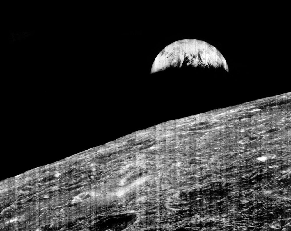 Pierwsze zdjęcie Ziemi z orbity Księżyca, wykonane przez Lunar Orbiter 1 w 1966 roku.