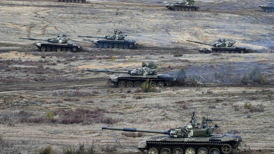 Wsp�lne ?wiczenia wojsk rosyjskich i bia?oruskich na poligonie na Bia?orusi
Tanks move during the Union Courage-2022 Russia-Belarus military drills at the Obuz-Lesnovsky training ground in Belarus, Saturday, Feb. 19, 2022. Russia has deployed troops to its ally Belarus for sweeping joint military drills that run through Sunday, fueling Western concerns that Moscow could use the exercise to attack Ukraine from the north. (AP Photo/Alexander Zemlianichenko Jr)
AP