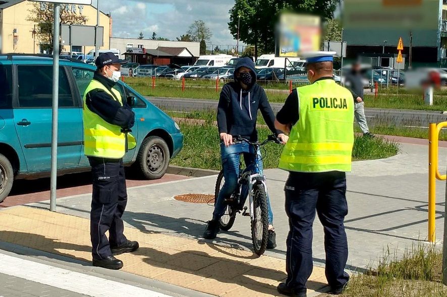 Policja zatrzymuje rowerzystę - zdjęcie ilustracyjne