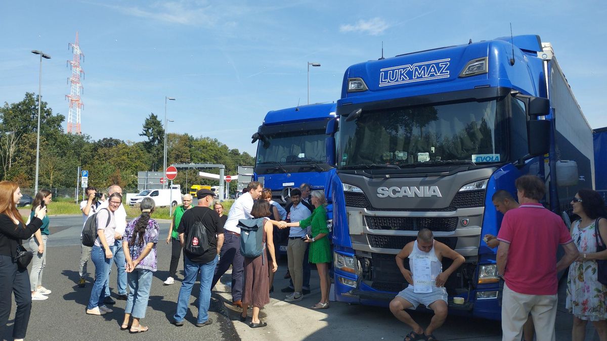 Niebieskie ciężarówki firmy Mazur