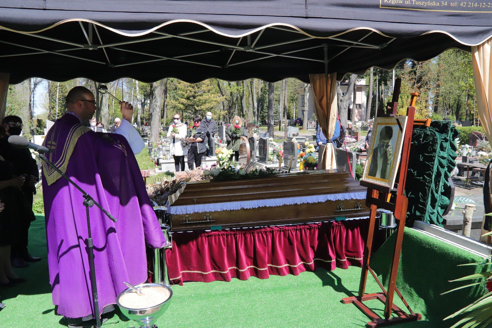 27-04-2020 LODZ .BOHDAN GADOMSKI ZYL 70 LAT POGRZEB NA CMENTARZU KOMUNALNYM DOLY W LODZI. ZNANY DZIENNIKARZ MUZYCZNY
FOT. GRZEGORZ GALASINSKI

DZIENNIK LODZKI/POLSKA PRESS *** Local Caption *** POGRZEB GADOMSKI BOHDAN