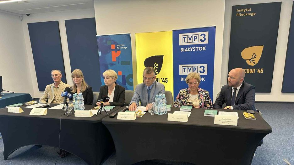 Konferencja prasowa zapowiadająca otwarcie Domu Pamięci Obławy Augustowskiej. Obecni na niej byli członkowie rodzin ofiar