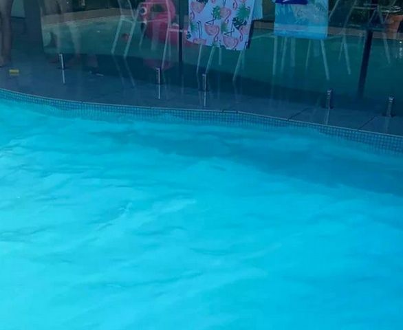 Pływanie w niebieskim kostiumie kąpielowym może być dla dziecka bardzo niebezpieczne