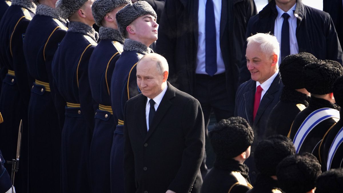 Russia observes Defender of the Fatherland Day
epa11917847 Russian President Vladimir Putin (C) and Russian Defense Minister Andrei Belousov (R) attend a wreath-laying ceremony at the Tomb of the Unknown Soldier, near the Kremlin Wall, during the national celebrations of the 'Defender of the Fatherland Day' in Moscow, Russia, 23 February 2025. Defender of the Fatherland Day is celebrated annually on 23 February in Russia, Belarus, Kyrgyzstan, and Tajikistan, marking the date in 1918 when the first mass draft into the Red Army took place in Moscow and Petrograd during the country's Civil War and war against the German Emperor.  EPA/ALEXANDER ZEMLIANICHENKO / POOL 
Dostawca: PAP/EPA.
ALEXANDER ZEMLIANICHENKO / POOL
defence, government, defense