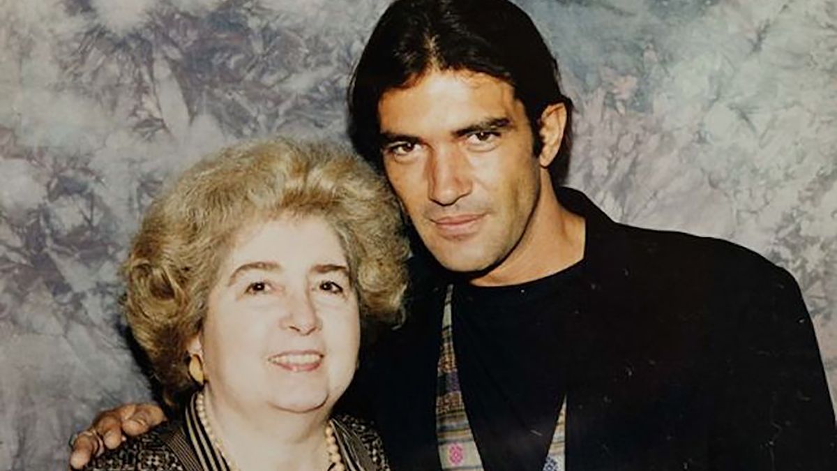 Odnaleziono tajemniczy album. Był pełny zdjęć jednej kobiety i znanych osób 1