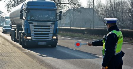 Policyjna akcja "Truck and Bus". Funkcjonariusze sprawdzają ciężarówki i autobusy