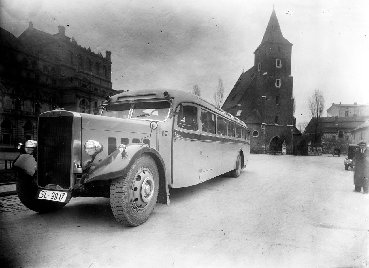 Kraków. Wygląd zewnętrzny autobusu Leyland. Widoczny kościół Św. Krzyża na placu św. Ducha