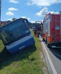 Koszmarny finał wycieczki szkolnej. Autokar z dziećmi w rowie