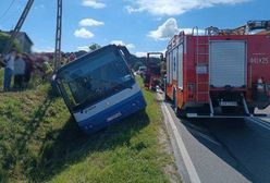 Koszmarny finał wycieczki szkolnej. Autokar z dziećmi w rowie