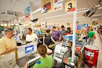 Zawsze stoimy w najwolniejszej kolejce do kasy? Psychologowie wyjaśniają