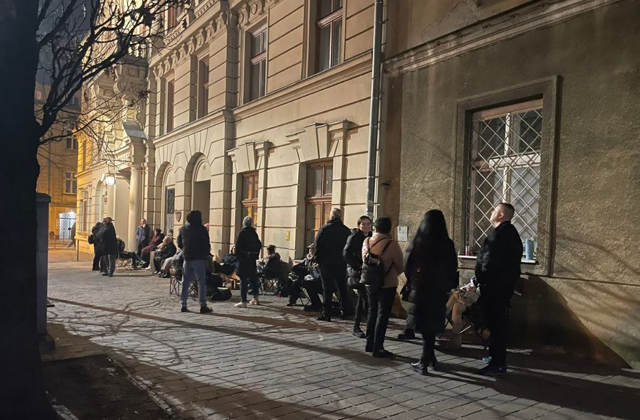 Mieszkańcy Krakowa czekali całą noc pod urzędem
