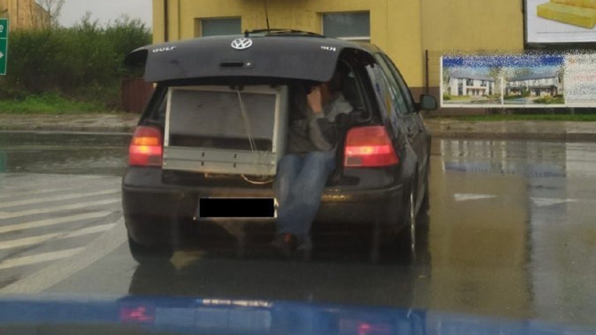 pasażer w bagażniku