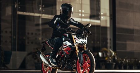 BMW odświeżyło model G 310 R. Mały naked nieco zmienił wygląd