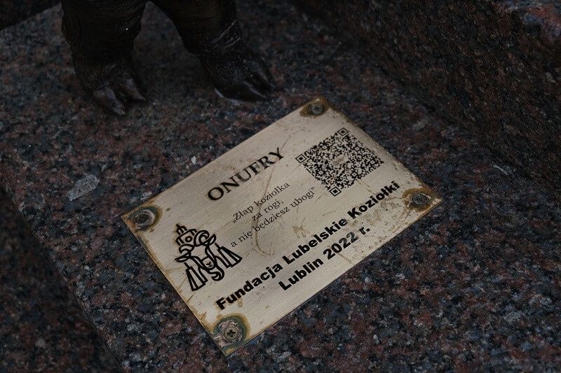 Koziołek Onufry na schodach lubelskiego ratusza