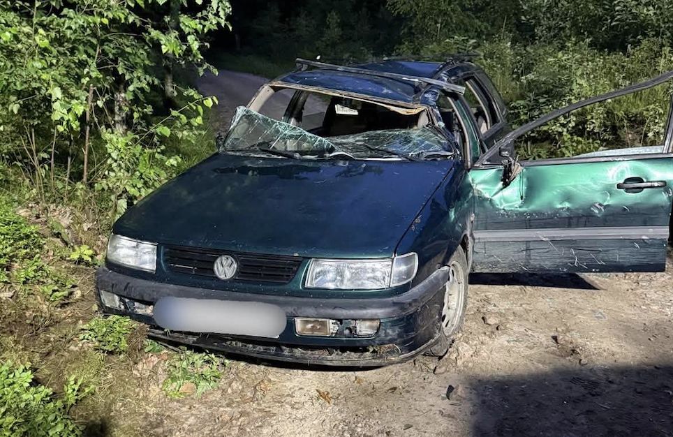Koszmar po grillu. Samochód dachował, jedna osoba nie żyje