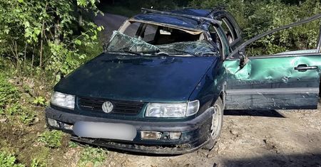 Koszmar po grillu. Samochód dachował, jedna osoba nie żyje