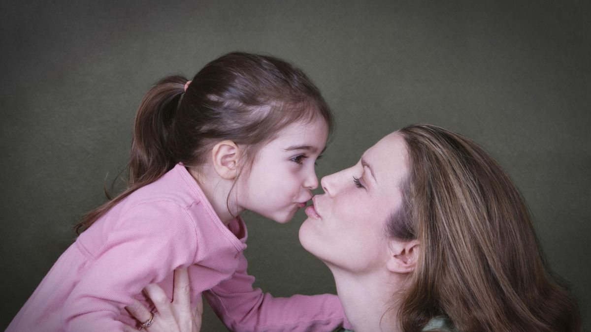 Jak zachowuje się nadopiekuńczy rodzic? 