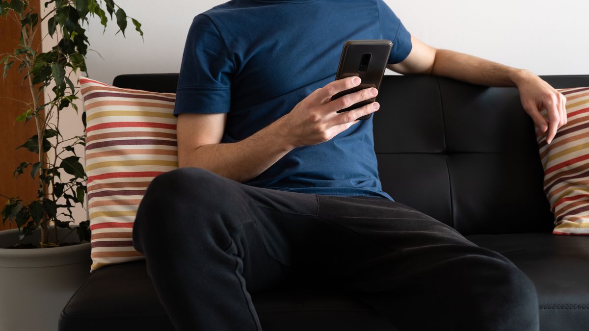 Korzystanie ze smartfona. Brak zasięgu często potrafi być uciążliwy