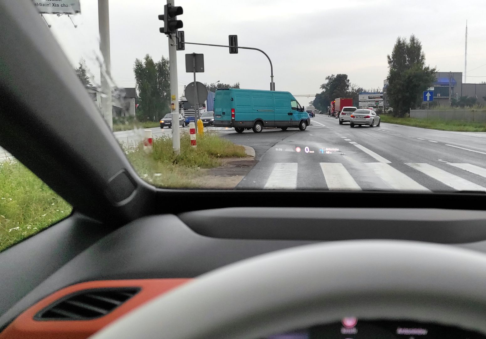 Strzałki na środku wysokości szyby nie są natarczywe, ale dostrzegalne
