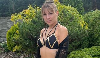 Magdalena Narożna w bikini i złotych klapeczkach. Można je kupić za grosze (ZDJĘCIA)