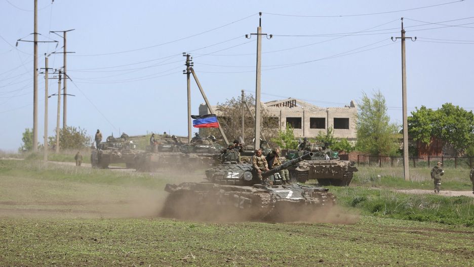 Wojna w Ukrainie - Mariupol pod rosyjsk? okupacj?MARIUPOL, UKRAINE - MAY 06: Tanks of the DPR army move on the field during several dozen Ukrainian civilians, who had been living in the bomb shelters of the Azovstal plant for more than a month, being evacuated in Mariupol, Ukraine on May 06, 2022. The evacuated civilians were taken to a refugee camp in the village of Bezymyannoye. Leon Klein / Anadolu Agency/ABACAPRESS.COMAA/ABACA