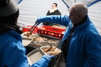 Kraków: Bezpłatny przedświąteczny poczęstunek. Karp z Doliny Będkowskiej - od początku grudnia, jak zawsze w kilku miejscach miasta