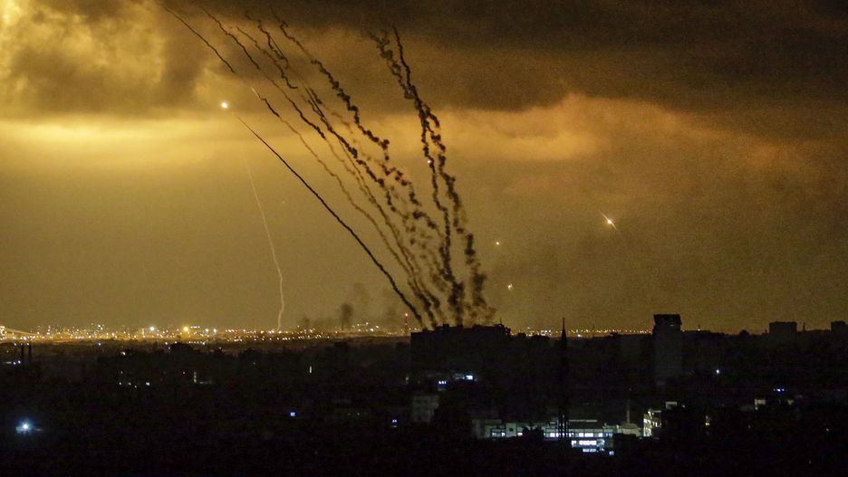 Rockets are launched from the coast of the Gaza Strip towards Israel by militants of the Ezz Al-Din Al Qassam militia, the military wing of the Hamas movement, Gaza City, 14 October 2023. The Israeli Defense Force (IDF) on 13 October called for the evacuation of all civilians of northern Gaza ahead of an expected ground invasion. More than 1,300 Israelis have been killed and over 3,200 others injured, according to the IDF, after the Islamist movement Hamas launched an attack against Israel from the Gaza Strip on 07 October. More than 2,000 Palestinians have been killed and over 8,700 others injured in Gaza since Israel launched retaliatory air strikes, the Palestinian health ministry said. EPA/MOHAMMED SABER Dostawca: PAP/EPA.