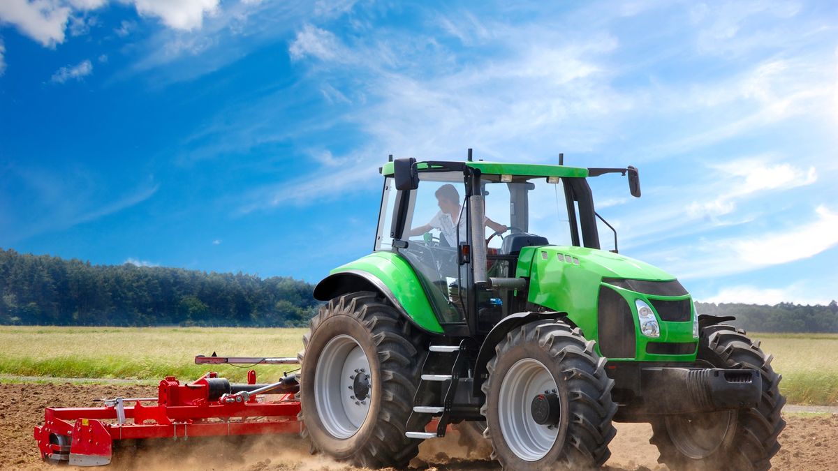 traktor, traktory, rolnik, rolniczy, rolnictwo, farma, rola, gospodarstwo, żniwa, pojazd, chmury, lato, maszyna, niebieski, pole, praca, rolnych, sezon, uprawy, uprawa, zagroda, trawa, nowoczesny, technika