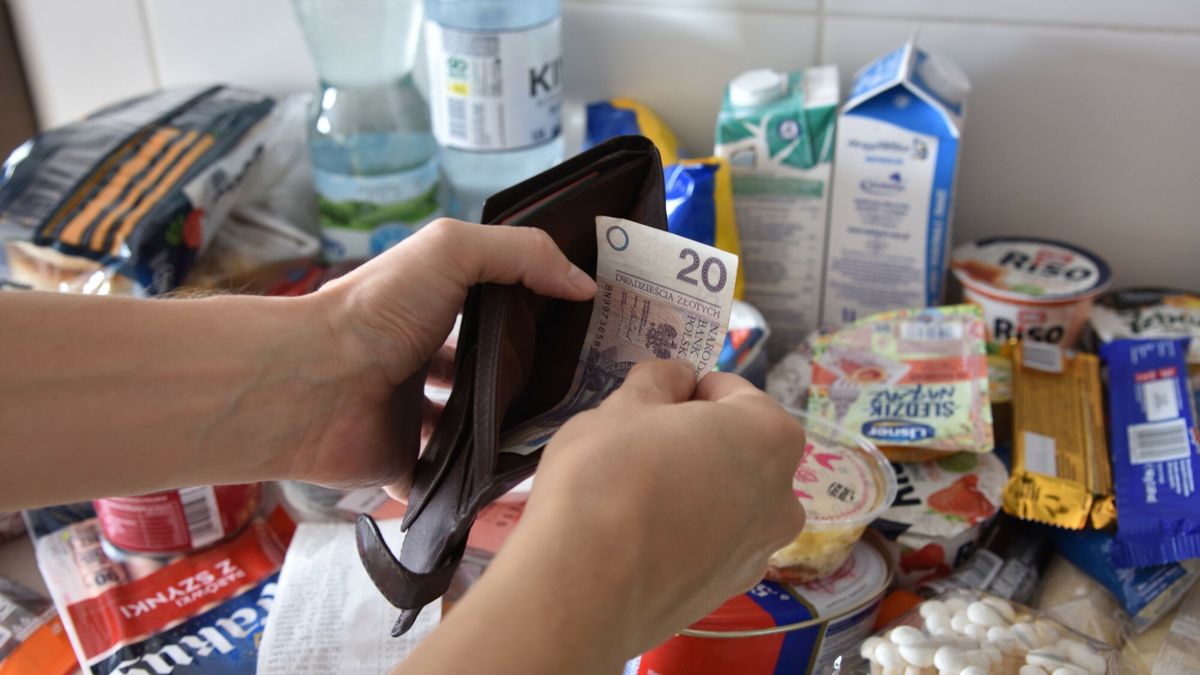 Stock Bart?omiej Magierowski
Fot. Bartlomiej Magierowski/East News. Wroclaw, 19.09.2024. Zakupy spozywcze, coraz wyzsze ceny zywnosci. N/z: portfel z pieniedzmi, w tle zakupy.
Bartlomiej Magierowski