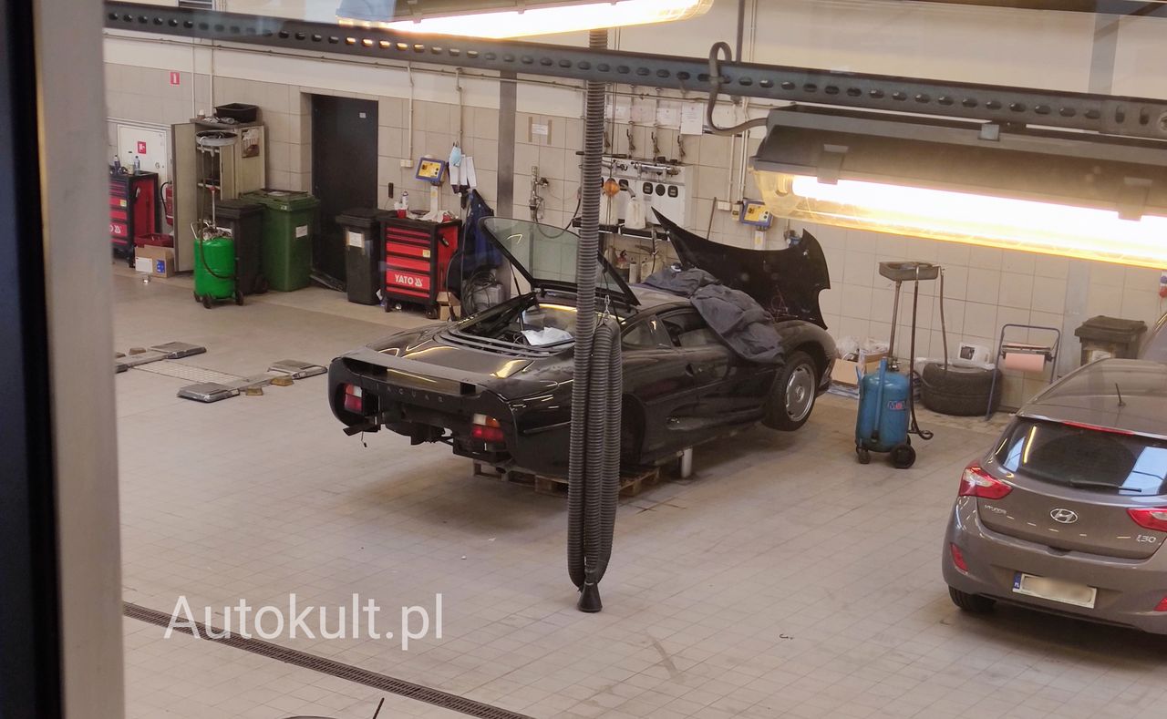 Jaguar XJ220 w warszawskim serwisie japońskiej marki. To jedna z 281 sztuk na świecie