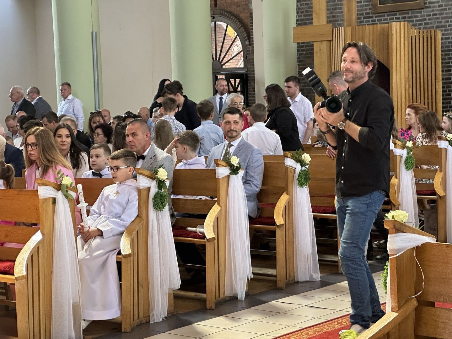 Maj upływa tradycyjnie pod znakiem uroczystości pierwszokomunijnych. W sobotę zorganizowano ją w kościele św. Antoniego Padewskiego w Lesznie. Dzieci w pięknych albach zasiadły w ławkach wspólnie ze swoimi rodzicami