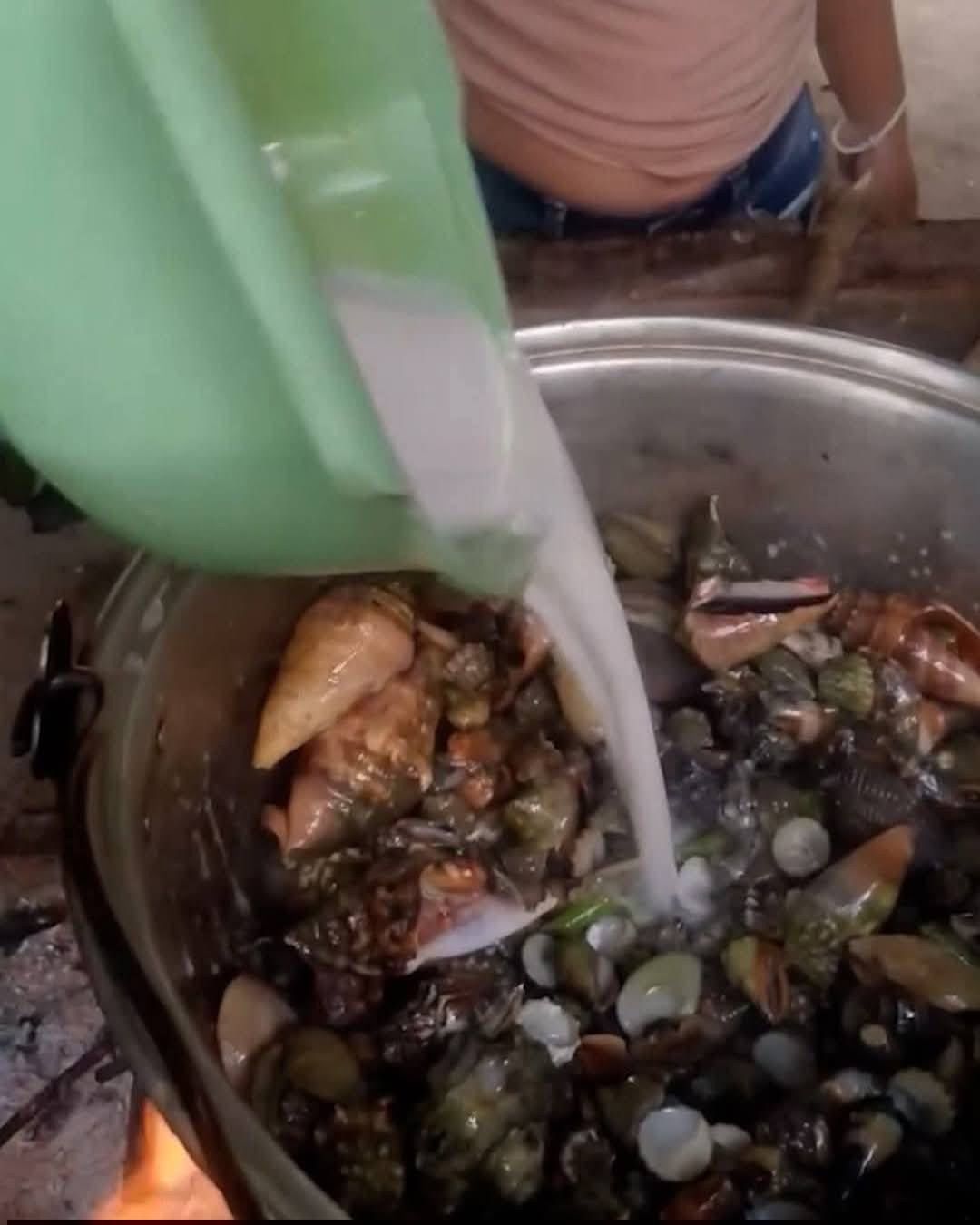 Influencerka kulinarna nagrała, jak je  "diabelskiego kraba"