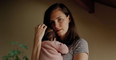Skazana za morderstwo współlokatorki, a potem uniewinniona, Amanda Knox została mamą