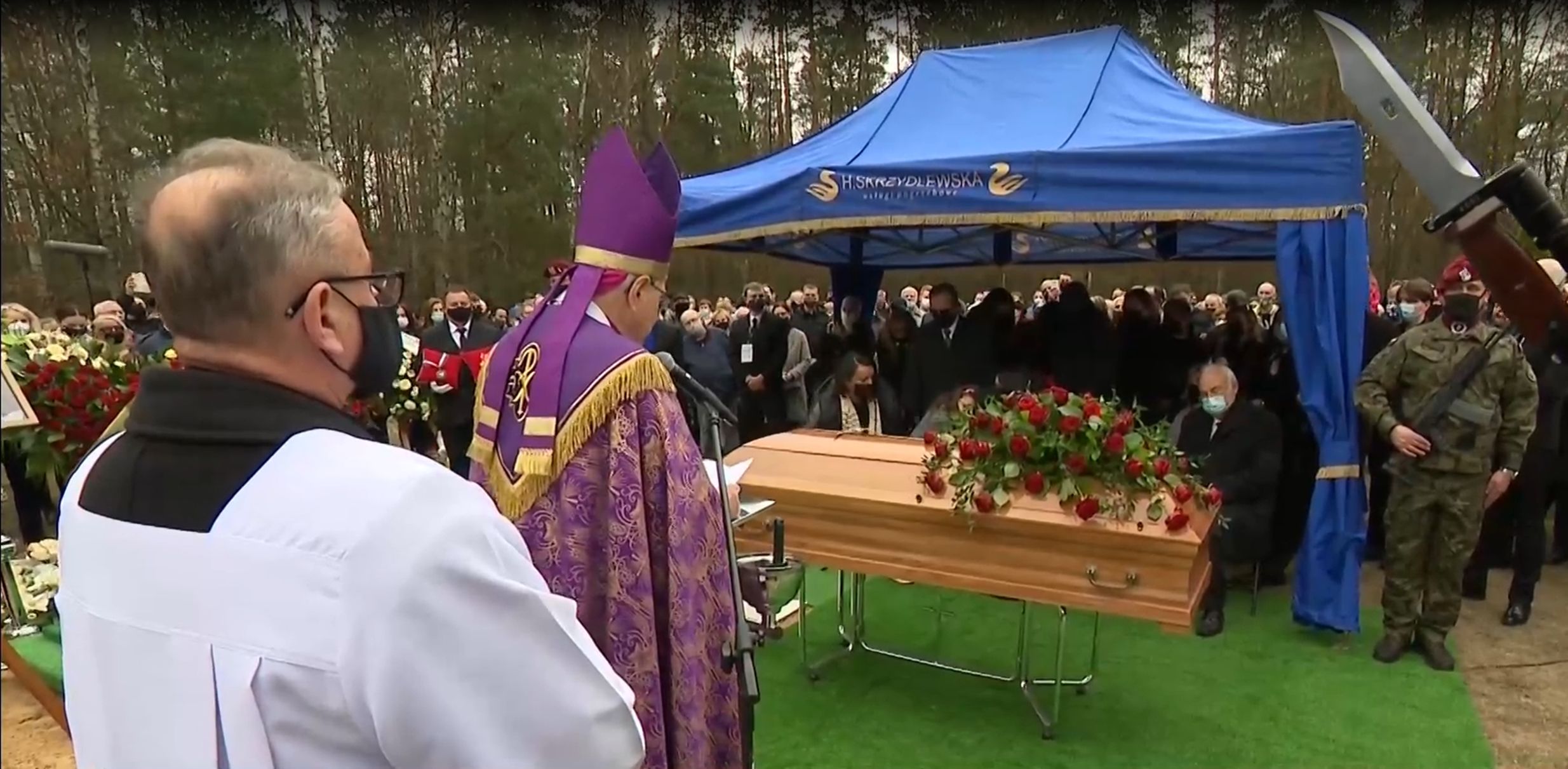 Tłumy na cmentarzu w Grotnikach