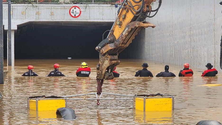 Heavy rain hits South Korea
epa10748704 A handout photo made available by the National Fire Agency (NFA) of South Korea shows emergency workers searching for survivors after heavy rains hit Osong-city in Chungcheongbuk-do Province, South Korea, 16 July 2023. According to Yonhap news agency, on 15 July, the heavy rains killed about 20 people and caused thousands to evacuate their homes across the country.  EPA/National Fire Agency of South Korea  HANDOUT EDITORIAL USE ONLY/NO SALES 
Dostawca: PAP/EPA.
National Fire Agency of South Korea