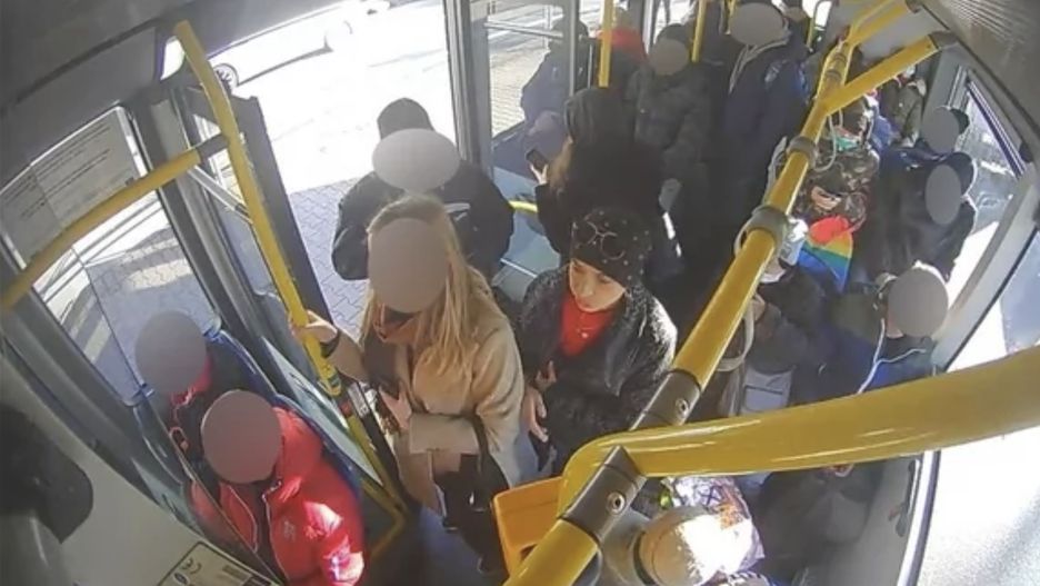 Kobieta bez maseczki, widoczna na autobusowym monitoringu, wpadła we wściekłość po uwadze współpasażerki o konieczności zasłaniania nosa i ust w miejskim autobusie. Szuka jej policja (KPP Bielsko-Biała)
