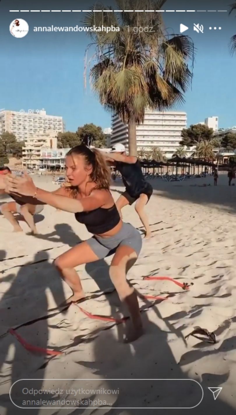 Anna i Robert Lewandowscy trenują na plaży w towarzystwie córek
