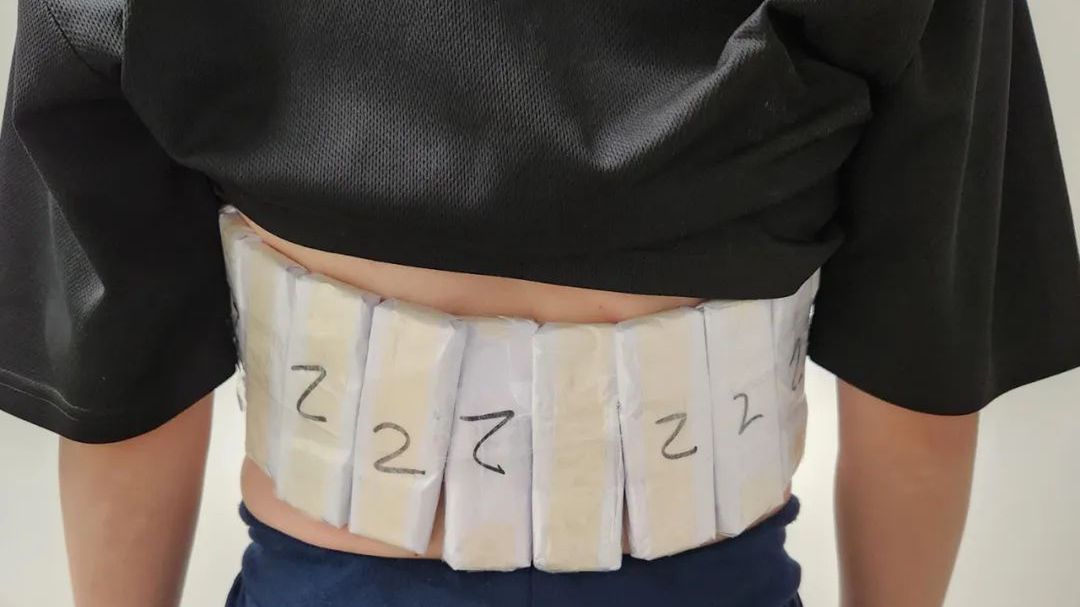 Mężczyzna przykleił do ciała ponad 300 procesorów