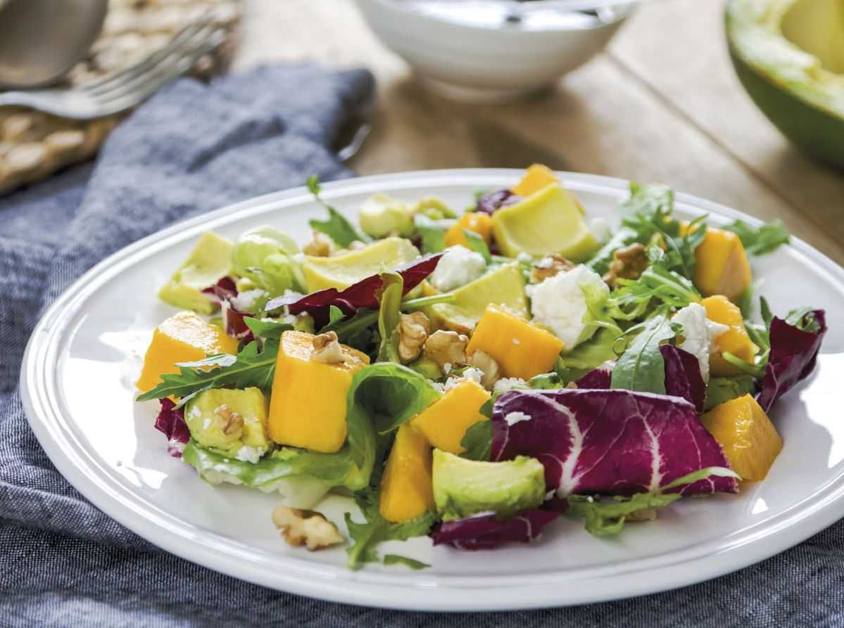 Idealna na Dzień Kobiet. Ekspresowa sałatka z rukolą, mango i awokado