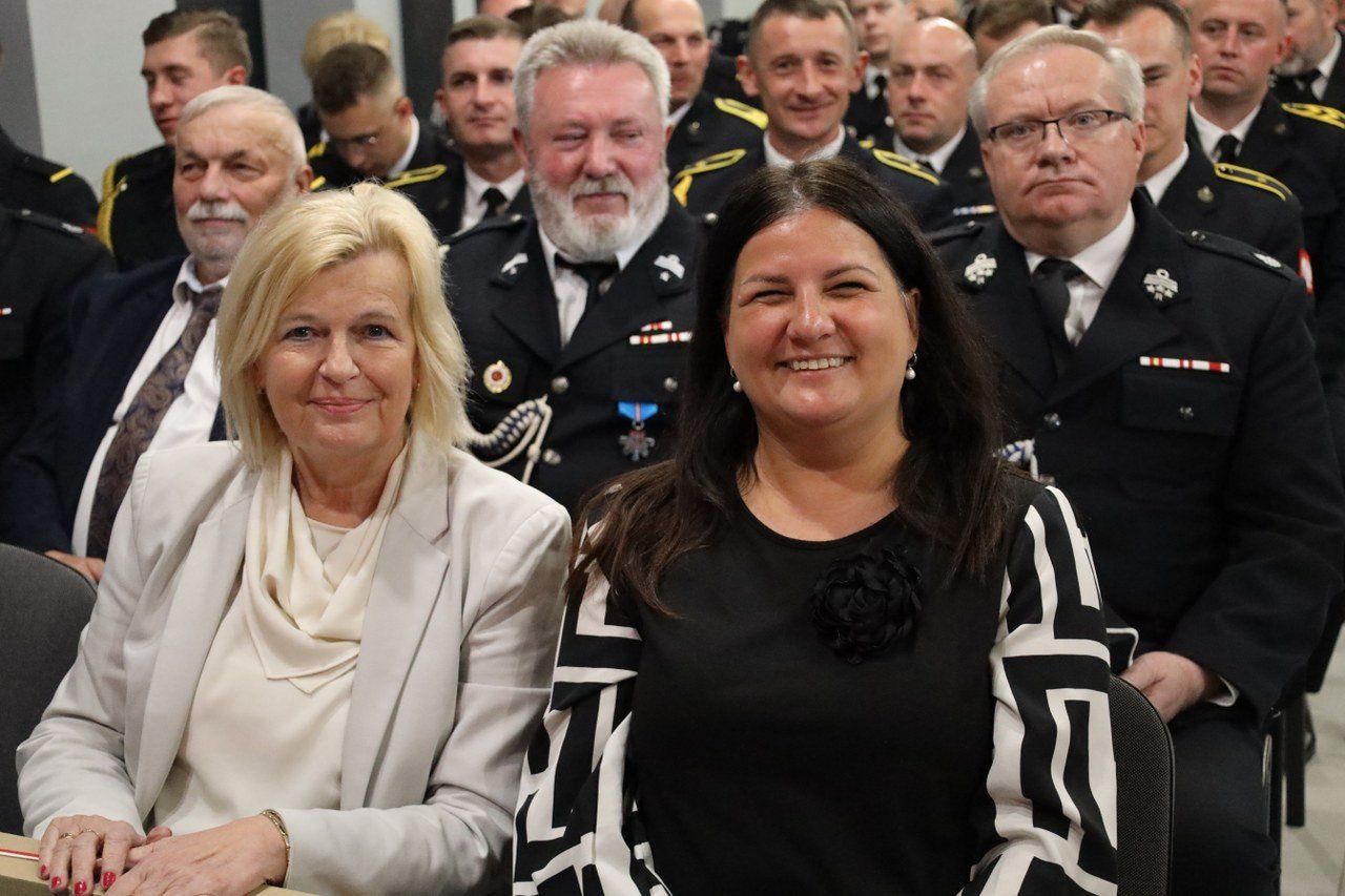 W piątek, 16 maja w Zajezdni Kultury w Pleszewie odbyły się uroczystości powiatowe z okazji Dnia Strażaka, podczas których wręczono awanse na wyższe stopnie zawodowe, odznaczenia oraz wyróżnienia dla strażaków z KP PSP Pleszew oraz druhów z Ochotniczych Straży Pożarnych z powiatu pleszewskiego