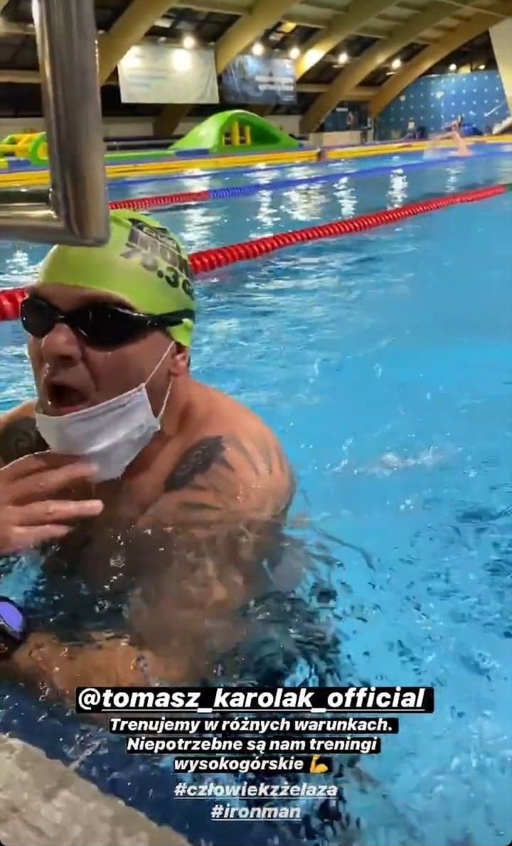 Tomasz Karolak pływa w basenie z maseczką na twarzy
